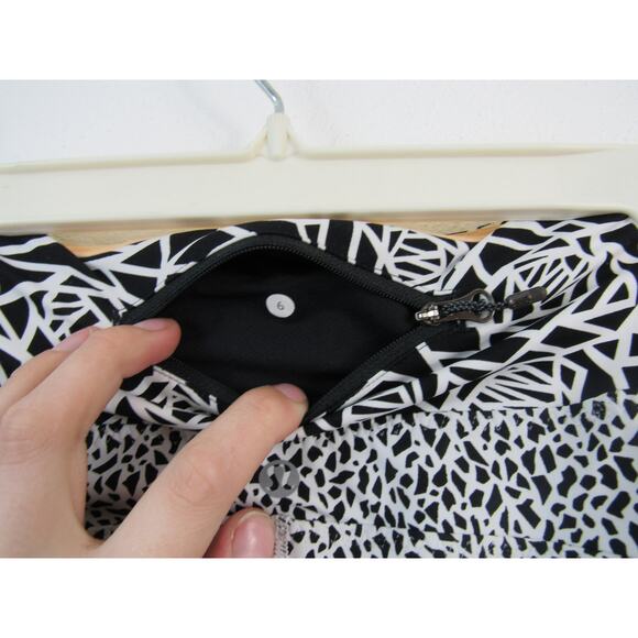 Lululemon Size 6 Real Quick Tight Miss Mosaic White / Posey Black White - Picture 3 of 9